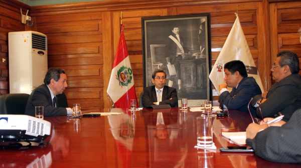 Doctores Manuel Núñez y David Vera detallando al ministro temas concernientes al Residentado Odontológico.