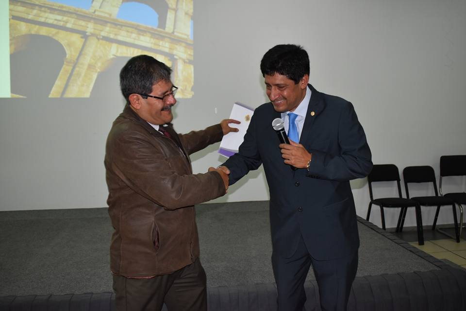 Dr. Gaitan recibe agradecimiento de decano nacional por participar de evento