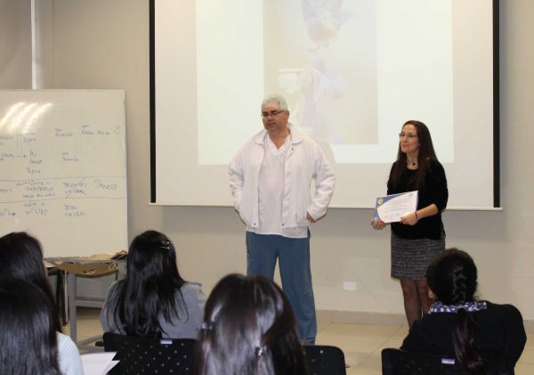 Dr. Antonio Denegri, director general de la ENPP, presentando a la Dra. Angélica Chávez, ponente principal.