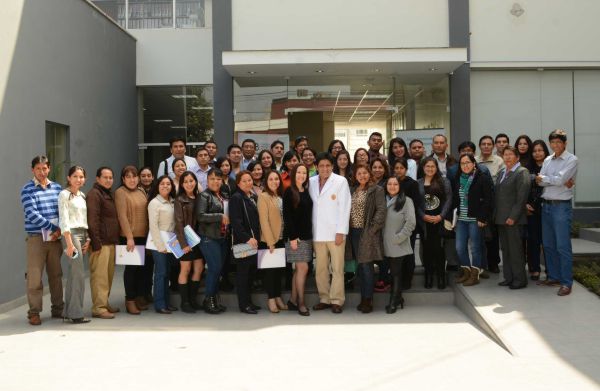 El decano nacional y la expositora junto a los participantes regionales.