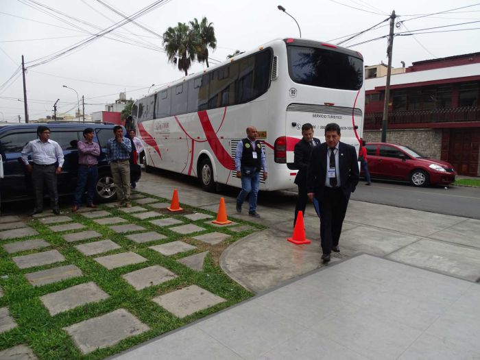 Dr. Carlos Soto de ASPEFAM, llegando a la sede del COP con los exámenes.