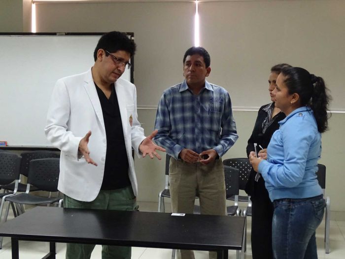 Dr. David Vera departe con algunos profesionales.