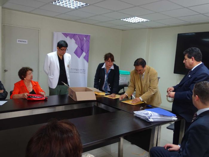 Doctores David Vera, Fernando Salazar y Carlos Soto, lacrando los sobres con los exámenes.