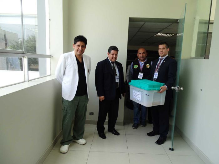 Dr. Carlos Soto conduce los exámenes en un depósito oficial. Acompaña el decano nacional del COP.