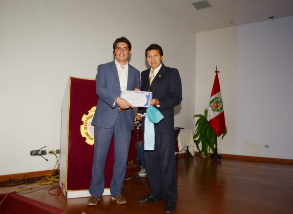 Dr. Rony Hidalgo, quien expuso “Arte y Ciencia en Carillas de Resina a mano alzada”, recibe su diploma de manos del Dr. Marlos Tenorio, director de Planificación del COP.