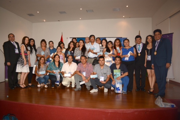 Decano nacional y regional de Lima posan junto a un grupo de ganadores, poco antes de la reunión de camaradería que se ofreció al final del evento.
