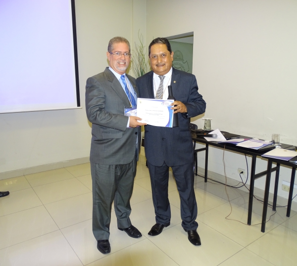 Dr. César Adrianzen, director de Economía COP, entrega diploma al Dr. Elmer Salinas, vicedecano COP, quien participó con la ponencia “Exodoncia: Cuándo colocar un implante dental”.