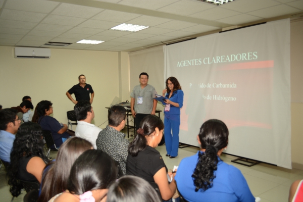 Dr. Marco Cueva, quien dictó “Clareamiento Dental: Manejo de la sensibilidad post operatoria”, recibiendo diploma de parte de la Dr. Luisa Lozano, directora de Administración del COP.