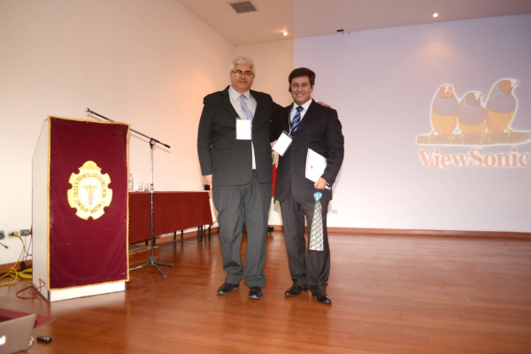 Dr. Plinio Gómez (der.) después de su exposición “Carillas ultrafinas”. Lo acompaña el Dr. Antonio Denegri.