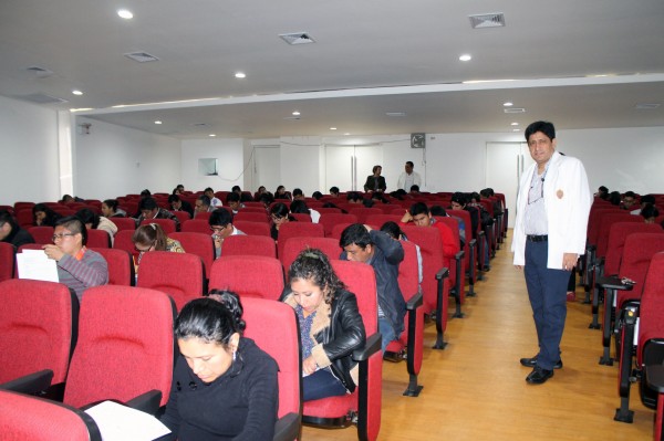 Dr. David Vera, observando la realización del examen del Residentado Odontológico.