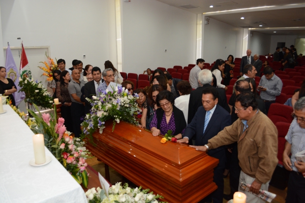 Los asistentes se despiden del doctor Vicente Zamudio.