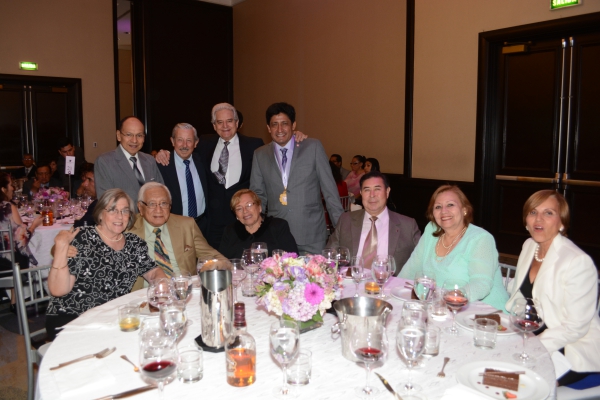 El decano nacional junto a los doctores Gilberto Henostroza y Helmuth Meier. Abajo, a la izquierda, Dr. Roberto Beltrán, pastdecano del COP.
