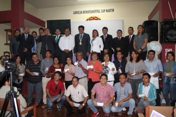 Imagen final del evento científico. En la vista, aparecen autoridades, expositores y los ganadores de las 20 piezas de mano que se sortearon entre los asistentes.