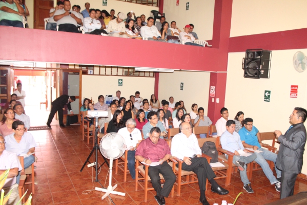 El auditorio del Colegio de Ingenieros de Moyobamba recibió a un importante número de odontólogos. En la fotografía en Dr. Jimmy Olivares en plena charla científica.