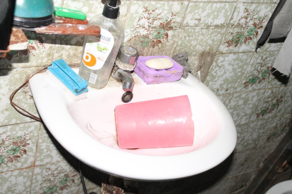 Lavabo en condiciones antihigiénicas.