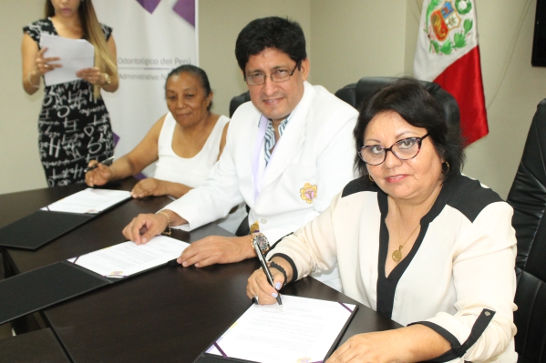 Ana Quiroz, Dr. David Vera y Dra. Rosa Ana Melgar, firmando el acuerdo.