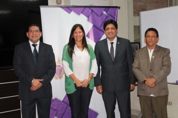 De izquierda a derecha, doctores Ítalo Funes, Sigrid Buitrón, David Vera y José Estela La Rosa, luego de la reunión de trabajo.