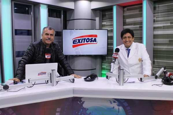 Nicolás Lúcar y el Dr. David Vera momentos antes de empezar la entrevista en Radio Exitosa.