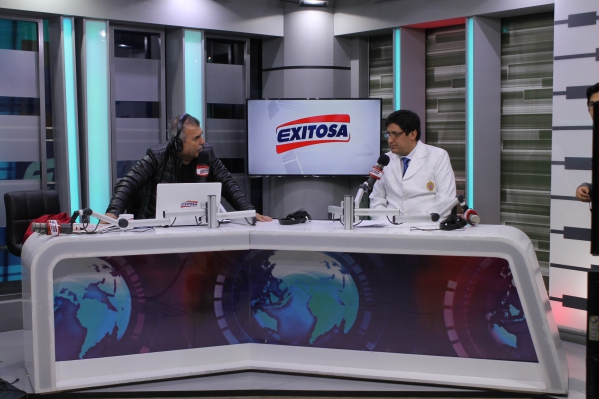 En periodista y el decano nacional en plena charla. La discriminación de odontólogos peruanos en el extranjero y el ejercicio ilegal de la odontología, fueron los principales temas.