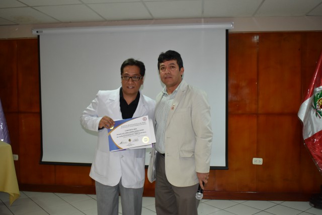 Dr. Aníbal Paredes recibe un diploma de parte del decano de Ancas - Huaraz.