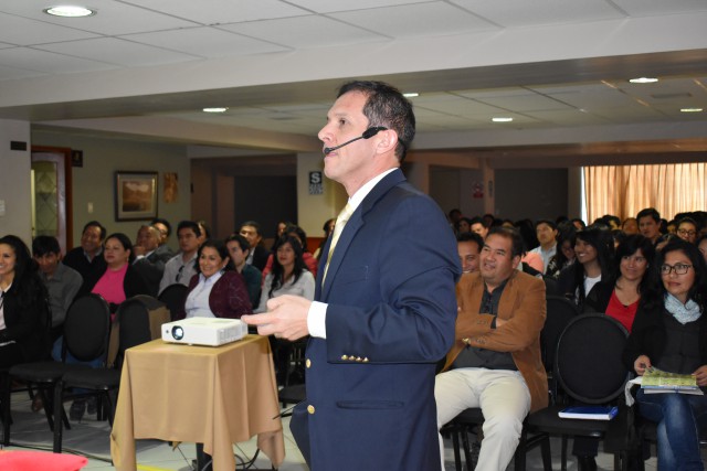 El Dr. Renzo Valverde expuso sobre ortodoncia en el IV Full Day Descentralizado en Huaraz.