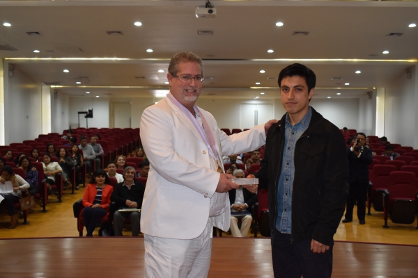 Dr. Adrianzen hace entrega de pieza de mano a primer puesto