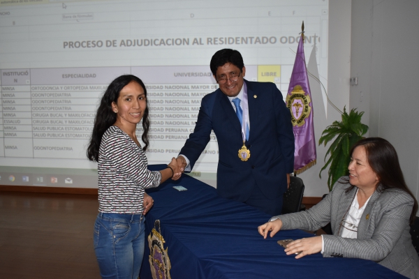 Dra. Jessica Gabriela Torres Rodriguez recibiendo felicitaciones del decano nacional
