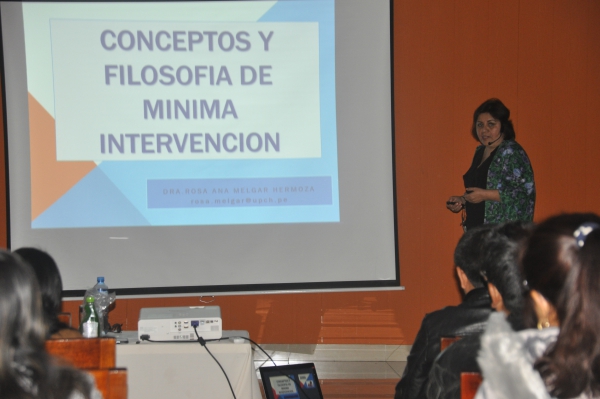 Dra. Rosa Ana Melgar Hermoza en exposición del tema: "Mínima intervención en odontopediatría"