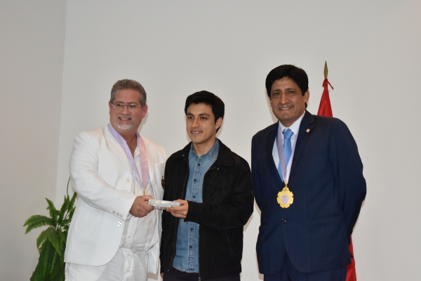 Entrega de pieza de mano a odontologo con mayor puntaje