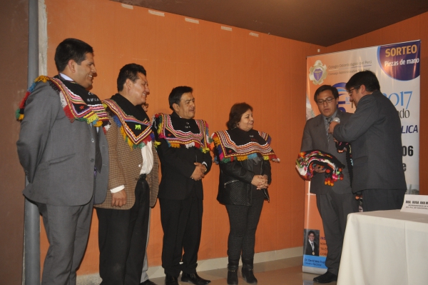 Docentes recibiendo presente por directivos de la región