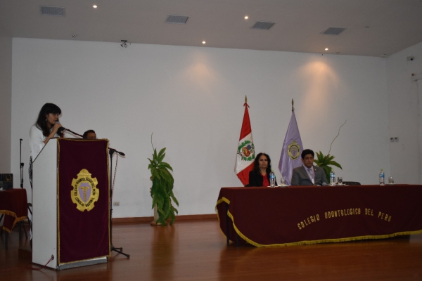 Dra. Ana Zarela Vásquez Zea, representante de la primera promoción del Residentado Odontológico