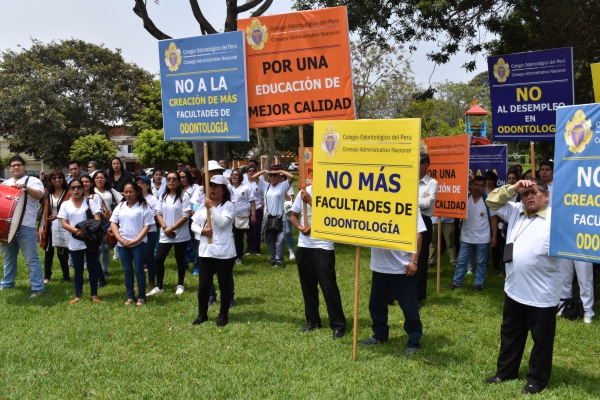 con pancartas y arengas se reclamo en el frontis de SUNEDU