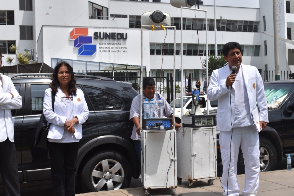 Dr. David Vera informando a colegiados luego de reunión