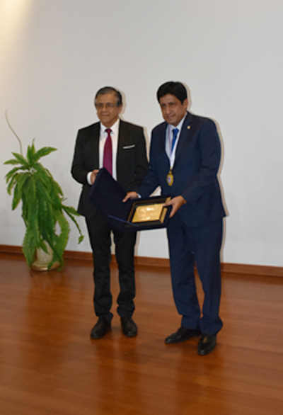 Reconocimiento al Dr. Vera, de manos del Dr. José Luis Cornejo, presidente de ASPECIBUM.