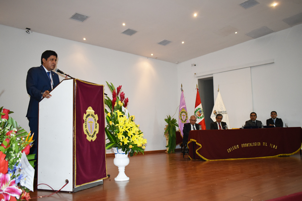 Dr. David Vera Trujillo, decano nacional en pleno discurso.