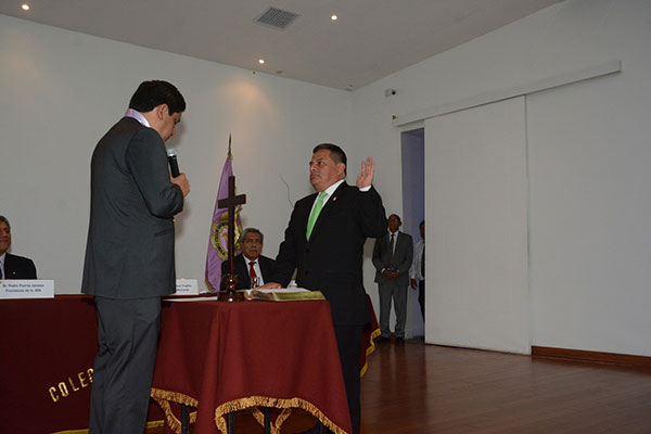 Juramentación del Dr. Wenceslao Quispe Soria, decano del Colegio Odontológico del Callao.