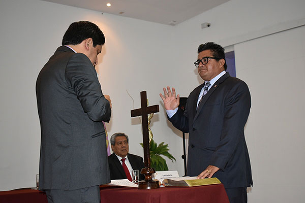 Juramentación del Dr. Roger López Sánchez, decano del Colegio Odontológico de Loreto.