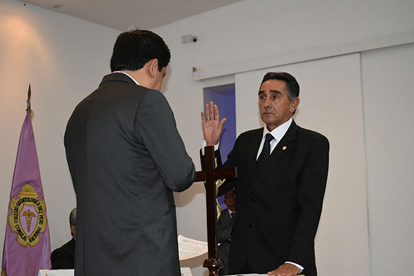 Juramentación del Dr. José Quiñonez Núñez, decano del Colegio Odontológico de Piura.