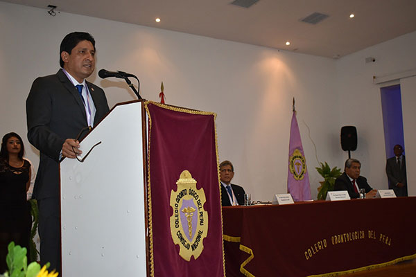 Decano nacional del COP, en el momento de su discurso de orden. Llamó a la unidad de la odontología.